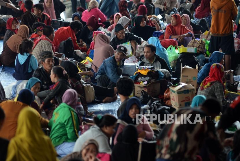 Sejumlah pengungsi saat beraktivitas di Posko Pengungsian pascatsunami / Ilustrasi 