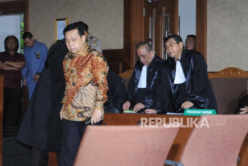 Terdakwa kasus  tindak pidana korupsi KTP Elektronik  Setya Novanto usai berdiskusi dengan penasehat hukum saat menjalani persidangan yang beragendakan pembacaan putusan di Pengadilan Tindak Pidana Korupsi (Tipikor), Jakarta, Selasa  (24/4).