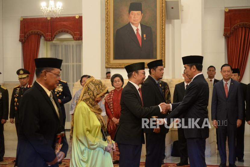 President Joko Widodo (right) handed over national hero plaque to the heirs at the State Palace, Jakarta, Thursday (Nov 8).