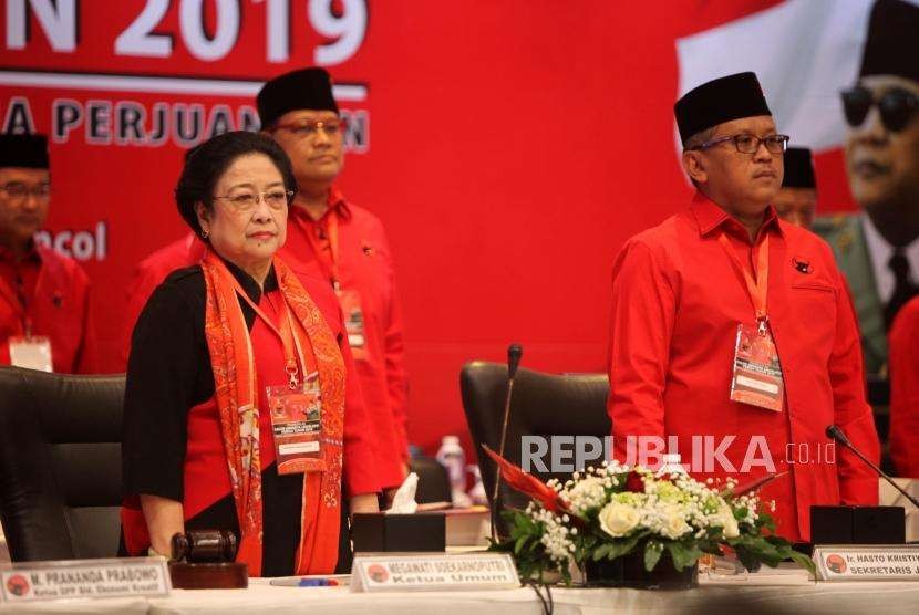 Ketua Umum PDIP Megawati Soekarnoputri (kiri) bersama Sekjen PDIP Hasto Kristiyanto menghadiri pembekalan kepada Bacaleg DPR RI di Jakarta, Ahad (5/8).