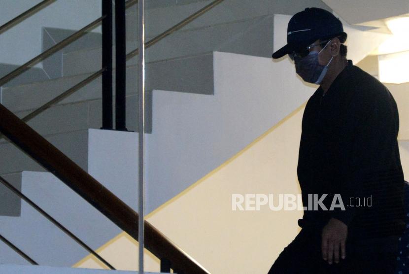 Ketua Umum Partai Persatuan Pembangunan (PPP) Romahurmuziy (mengenakan masker dan bertopi)  digiring petugas setibanya di gedung KPK, Jakarta, Jumat ( 15/3).