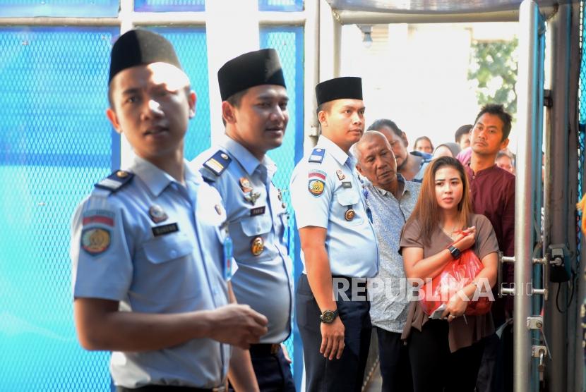 Sejumlah keluarga warga binaan saat akan menjenguk keluarganya di Lapas Cipinang, Jakarta, ilustrasi.