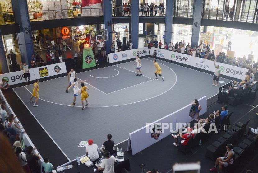 Suasana pertandingan IBL GoJek 3x3 (ilustrasi). Basket 3x3 dipertandingan untuk kali pertama di PON Papua.  
