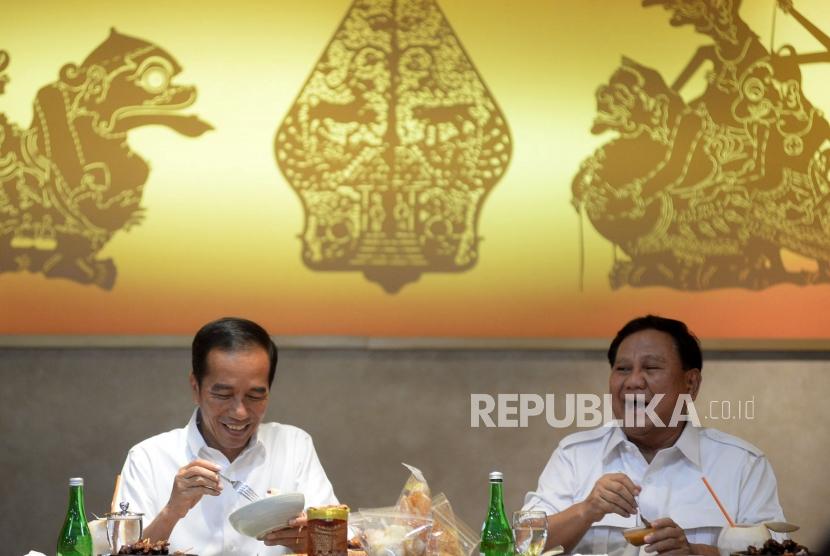 Presiden Joko Widodo bersama dengan Ketua Umum Partai Gerindra Prabowo Subianto saat pertemuan di FX Senayan, Jakarta, Sabtu (13/7).
