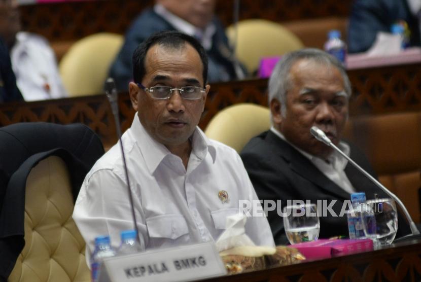 Menhub Budi Karya Sumadi bersama Menteri PUPR Basuki Hadimuljono mengikuti rapat kerja dengan Komisi V DPR di Kompleks Parlemen Senayan, Jakarta, Selasa (24/7).