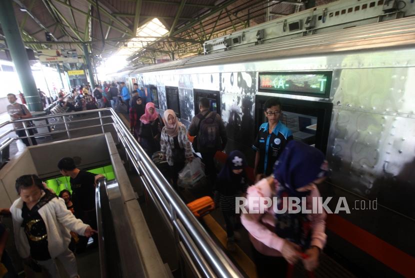 Holidaymakers at Gambir station, Jakarta, on Tuesday (May 5).