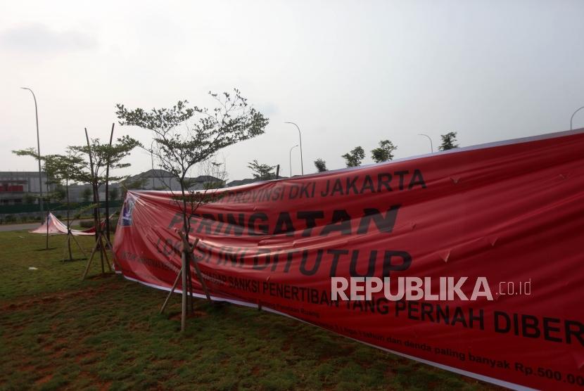 Spanduk penutupan terpampang didepan pintu masuk Reklamasi Pulau D, Teluk Jakarta, Kamis (7/6).