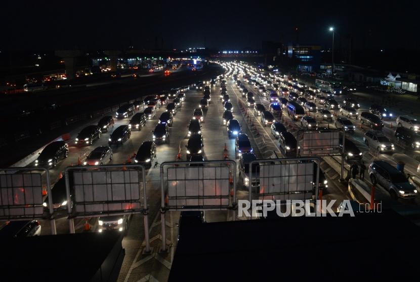 Kendaraan memadati pintu gerbang tol Cikarang Utama, Kabupaten Bekasi, Jawa Barat, Sabtu (22/12) malam.