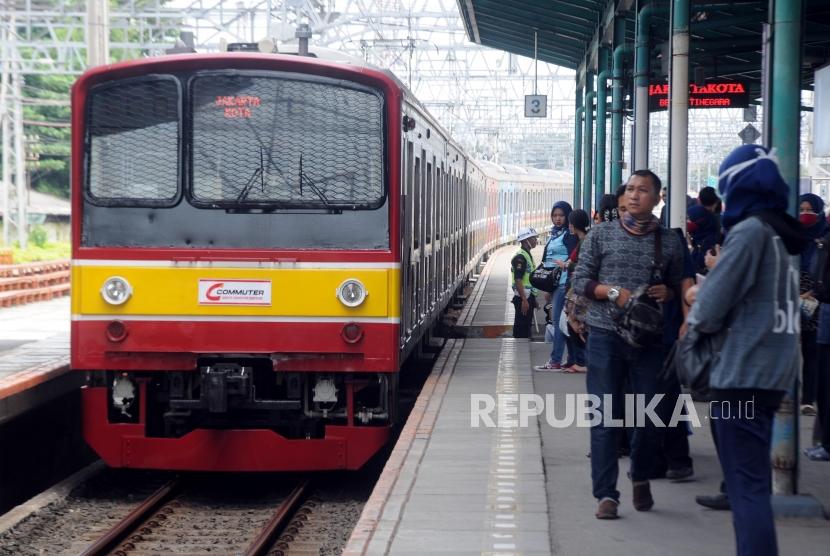  Sejumlah penumpang menunggu KRL  di Stasiun Manggarai, Jakarta Selatan, Senin (8/1).