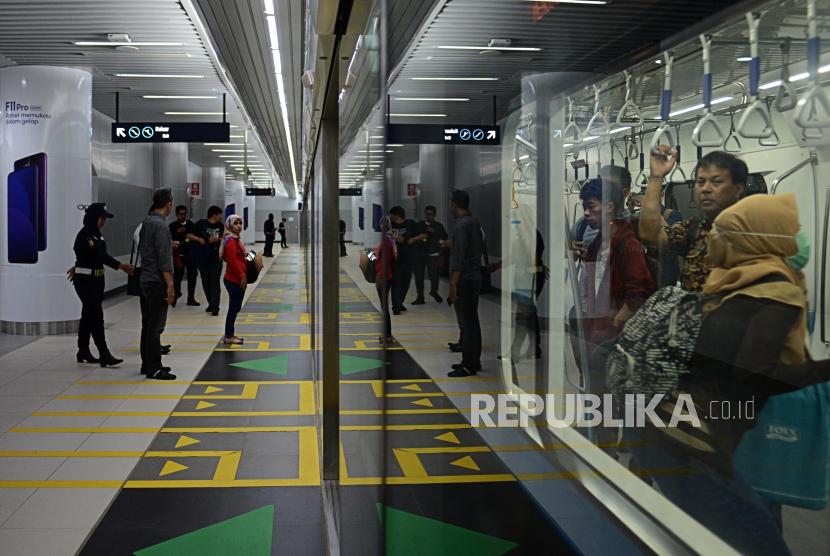 Warga saat menaiki kereta MRT di Stasiun Bundaran HI, Jakarta, Senin (25/3).