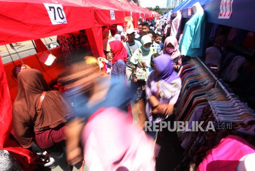 Suasana warga yang melihat-lihat barang distan pedagang kaki lima (PKL) di Kawasan Tanah Abang, Jakarta, Senin (25/12).