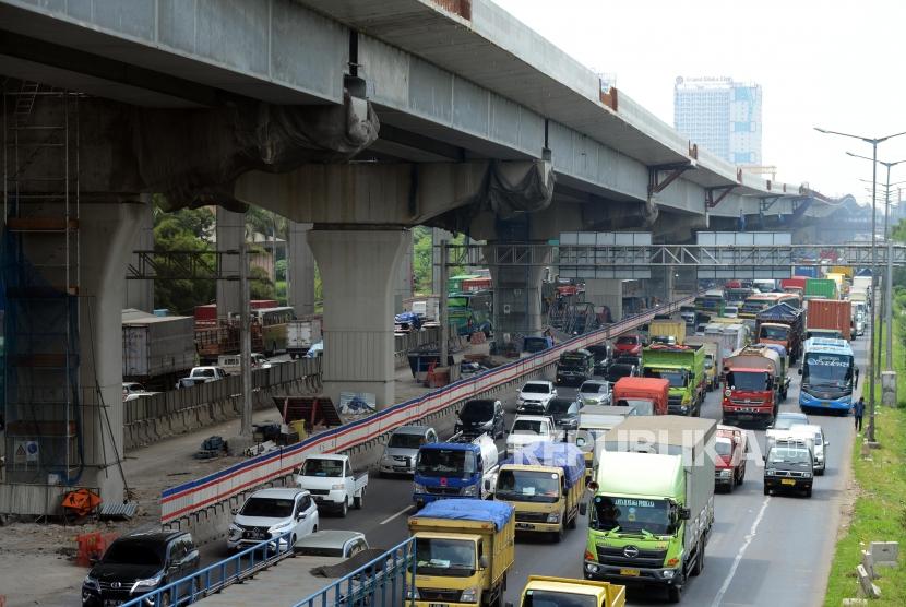 Sejumlah kendaraan melintas di dekat proyek pembangunan jalan tol layang Jakarta-Cikampek di Bekasi, Jawa Barat, Selasa (23/4).