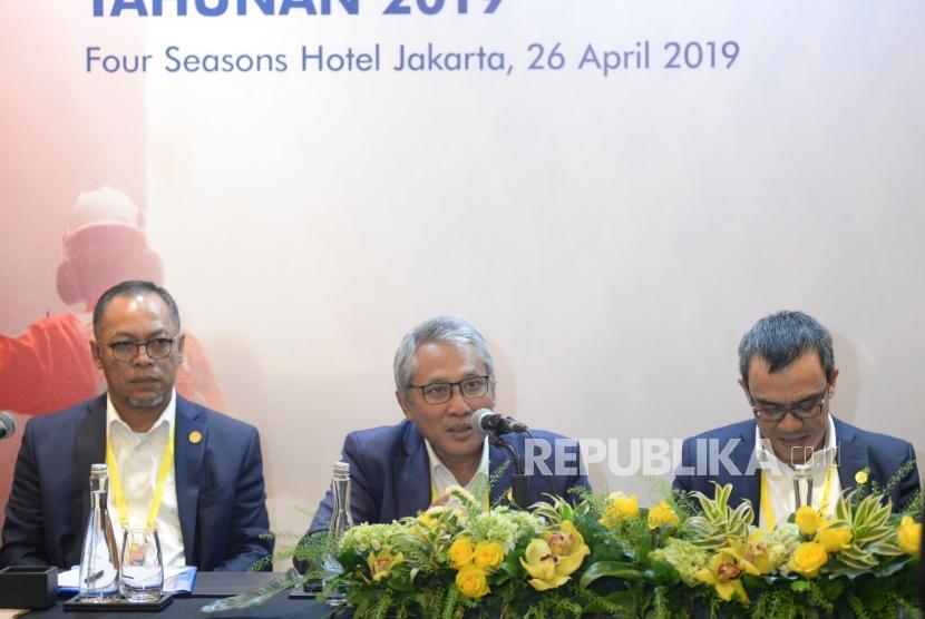 Dirut PGN Gigih Prakoso bersama Direksi memberikan keterangan usai melaksanakan rapat umum pemegang saham (RUPS) Tahun 2019 di Jakarta, Jumat (26/4).