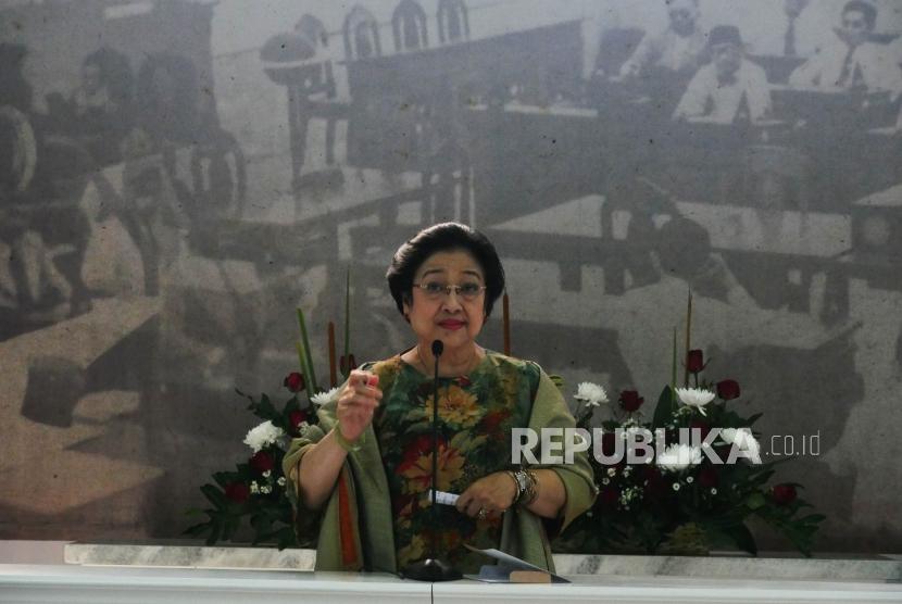 Mantan presiden Megawati Soekarnoputri yang juga Ketua Dewan Pengarah Badan Pembinaan Ideologi Pancasila (BPIP) menyampaikan pidato pada acara Peringatan 73 Tahun Lahirnya Pancasila di Museum Filateli, Jakarta, Kamis (31/5).