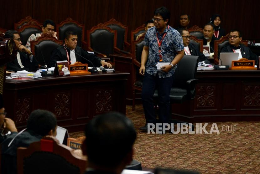 Saksi dari pihak pemohon Hermansyah usai memberikan keterangan pada sidang lanjutan Perselisihan Hasil Pemilihan Umum (PHPU) Pemilihan Presiden (Pilpres) 2019 di Gedung Mahkamah Konstitusi, Jakarta, Rabu (19/6).