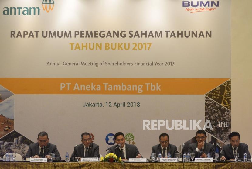 Dirut PT Aneka Tambang Tbk (ANTAM) Arie Prabowo Ariotedjo (ketiga kiri) bersama jajaran direksi memberikan keterangan usai melaksanakan Rapat Umum Pemegang Saham Tahunan (RUPST) 2017 di Jakarta, Kamis (12/4).