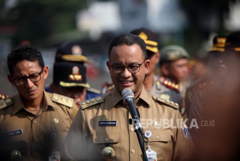 Gubernur DKI Jakarta Anies Baswedan memberikan keterangan kepada media seusai apel Mantap Praja Jaya 2017 di Polda Metro Jaya, Jakarta, Selasa (31/10).