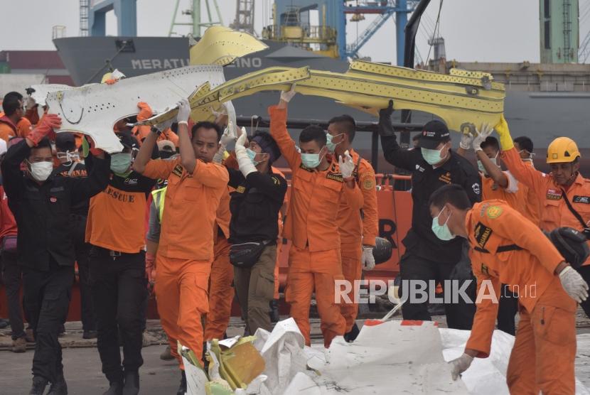 Petugas SAR gabungan mengevakuasi puing pesawat Lion Air JT 610 (ilustrasi)