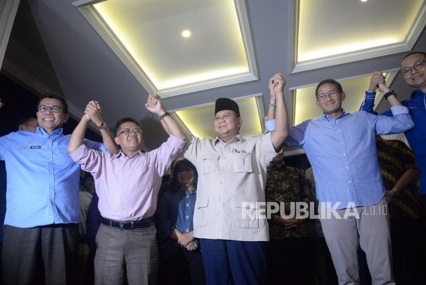 Calon Presiden dan Calon Wakil Presiden nomor urut 02 Prabowo Subianto dan Sandiaga Uno bersama para partai koalisi seusai memberikan keterangan terkait putusan MK tentang perselisihan hasil pemilihan umum (PHPU) Pilpres 2019 di Kertanegara, Jakarta Selatan, Kamis (27/6).