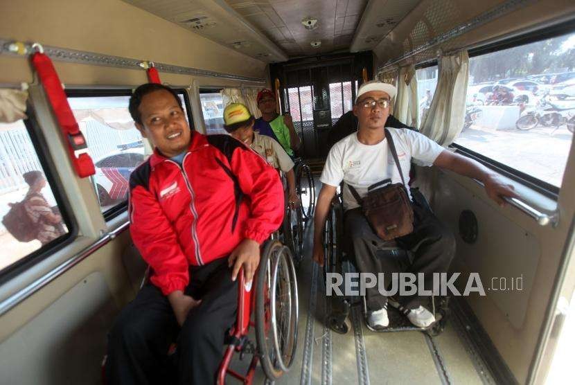 Sejumlah atlet difabel menaiki kendaraan saat simulasi transportasi persiapan penyelenggraan Asian Para Games 2018 di Wisma Atlet, Kemayoran, Jakarta, Selasa (25/9).