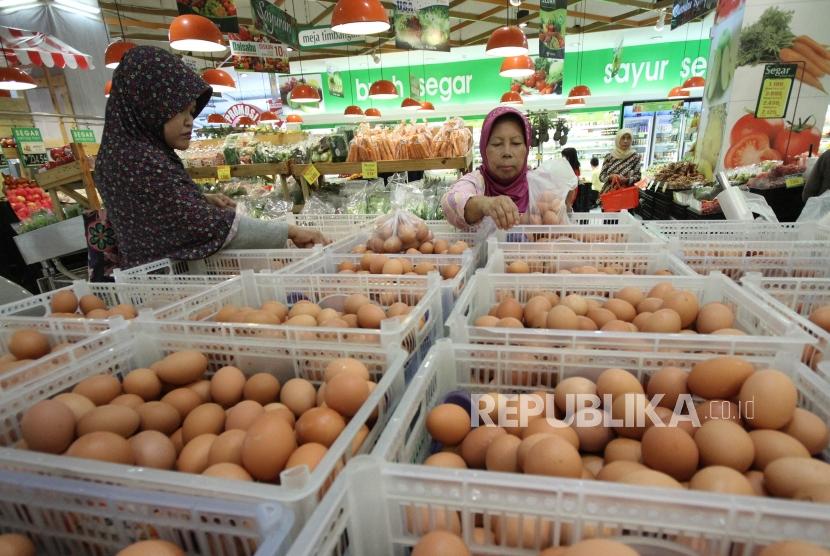 Sejumlah pengunjung memilih telur ayam yang harganya terus melonjak (ilustrasi)