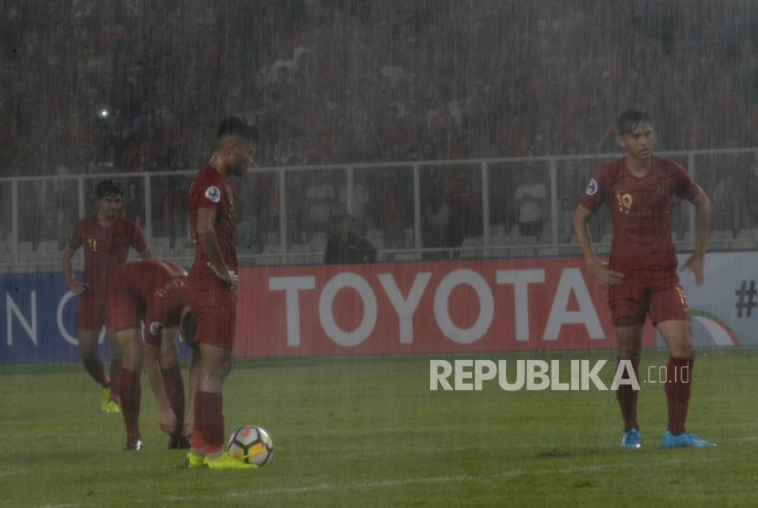 Pemain sayap timnas Indonesia U-19 Sadil Ramdani  bersiap melakukan tendangan bebas saat melawan Jepang dalam babak perempat final Piala Asia U-19 di Stadion Utama Gelora Bung Karno, Senayan, Jakarta, Ahad (28/10).