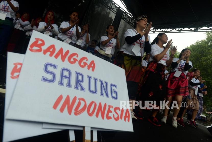  Festival Sarung Indonesia. Sejumlah peserta menari menggunakan sarung pada acara Festival Sarung Indonesia 2019 di Gelora Bung Karno, Jakarta, Ahad (3/3).