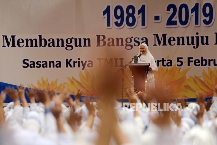 Ketua Umum Badan Kontak Majelis Taklim Syifa Fauzia memberikan sambutan pada acara milad ke-38 tahun di Gedung Sasana Kriya TMII, Jakarta, Selasa (5/2).