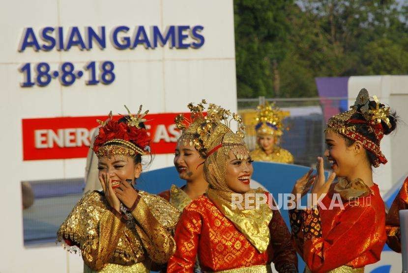 Pakaian Adat Meriahkan Peembukaan. Pendukung acara menggunakan pakaian adat Palembang berfoto sebelum penampilan di Jakabaring Sport Center, Palembang, Sabtu (18/8).