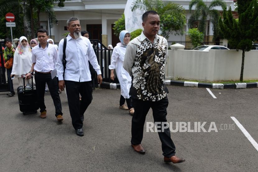 [ilustrasi] Kuasa hukum bersama para korban jamaah First Travel saat mendatangi Pengadilan Negeri Depok, Jawa Barat, Senin (4/3).