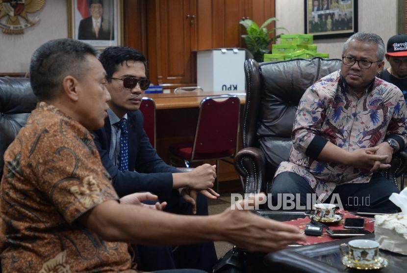 Terima Penasihat Hukum OSO. Ketua KPU Arief Budiman (kanan) menerima Penasehat Hukum Oesman Sapta Odang, Gugum Ridho Putra (tengah) dan Dodi Abdul Kadir, terkait status pencalonan Ketua Umum Partai Hanura Oesman Sapta Odang (OSO) sebagai anggota Dewan Perwakilan Daerah (DPD) Pemilu 2019, di Kantor Pusat KPU, Jakarta, Jumat (30/11).