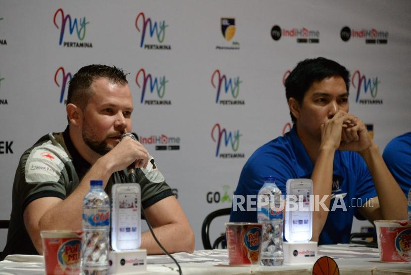 Pelatih Stapac Jakarta Giedrius Zibenas (kiri) memberikan keterangan terkait pertandingan final IBL Pertamax 2018/2019 di Jakarta, Selasa (19/3).