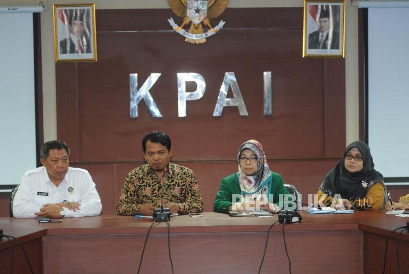 Deputi Pencegahan BNN Irjen Pol Ali Johardi, Ketua KPAI Susanto,  Komisioner KPAI bidang kesehatan dan Napza Siti Hikmawati, Komisioner KPAI bidang anak berhadapan dengan hukum (ABH) Putu Elvina (kiri ke kanan) saat  saat melakukan keterangan kepada media tentang permasalahan narkotika dengan anak di Gedung KPAI, Jakarta,(6/3).