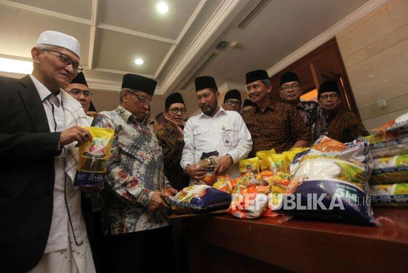 Ketua Pengurus Besar Nahdlatul Ulama (PBNU) Said Aqil Siroj (kedua kiri) bersama Direktur Utama Bulog Budi Waseso (tengah) dan pejabat terkait meninjau bahan pangan seusai peluncuran Rumah Pangan Santri di Kantor PBNU Pusat, Jakarta, Rabu (3/10).