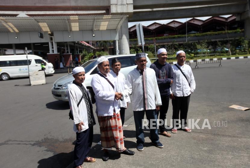 Pendukung Habib Rizieq berfoto bersama saat menunggu kedatangan Habib Rizieq di Bandara Soekarno-Hatta, Tangerang, Banten, Rabu (21/2).