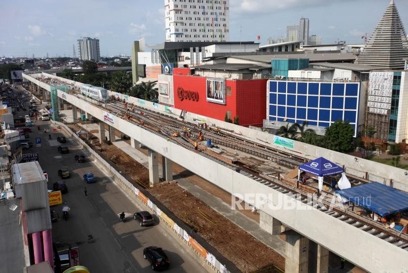 Suasana kondisi pembangunan proyek Light Rail Transit (LRT) masih dalam proses penyelesaian di jalur Section 5A, Kelapa Gading, Jakarta Utara, Ahad (22/4).