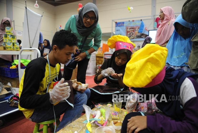Pengunjung sedang mencoba permainan di area kid zone Islamic Book Fair ke 17 di JCC, Jakarta, Rabu (18/4).