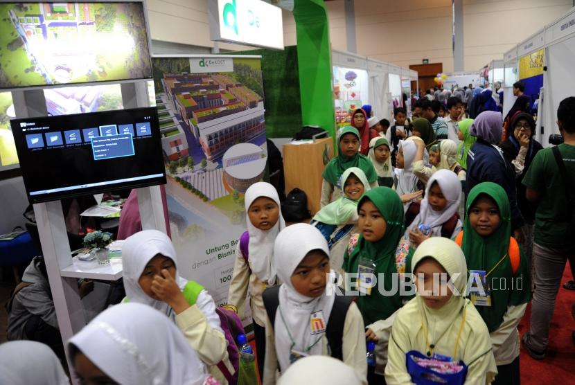 Pengunjung memenuhi  Islamic Book Fair ke 17 di JCC, Jakarta, Rabu (18/4).