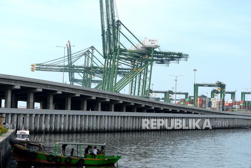 Neraca Perdagangan Oktober Defisit. Truk membawa peti kemas dari Pelabuhan New Priok Kalibaru, Jakarta.