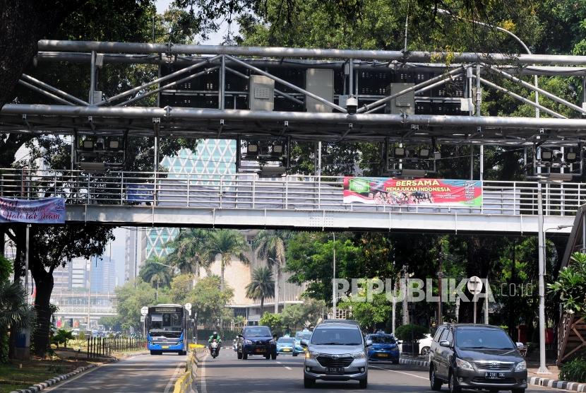 Penambahan Kamera Tilang Elektronik.Sejumlah kendaraan melintasi Kamera pengawas atau Closed Circuit Television (CCTV) terpasang di kawasan Jalan Medan Merdeka Barat, Jakarta Pusat, Senin (1/7).(Fakhri Hermansyah)