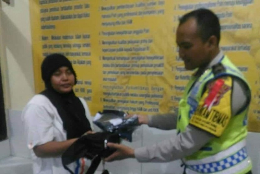  Polisi bernama Brigadir Harya Wiguna ini merupakan anggota Polres Majalengka yang bertugas sebagai petugas Bhabinkamtibmas Polsek Panyingkiran, Kabupaten Majalengka.