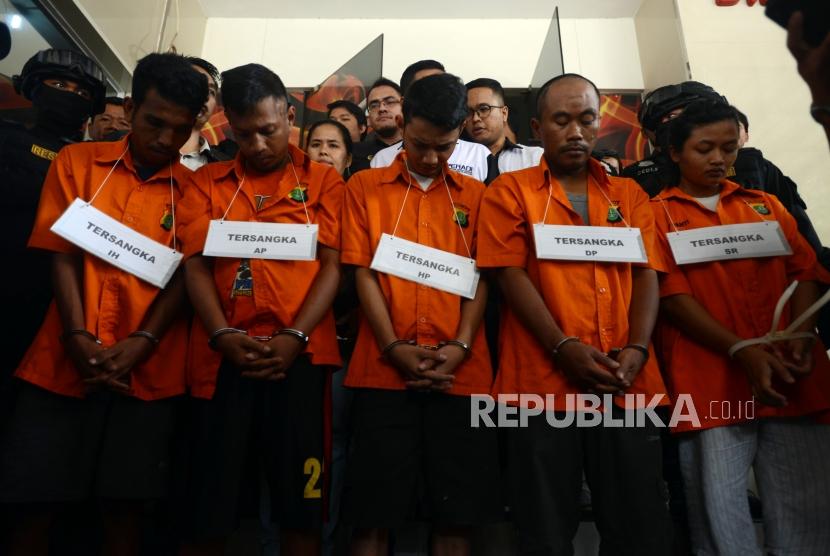 Sejumlah tersangka diperlihatkan saat rekonstruksi kasus pemukulan anggota TNI di Polda Metro Jaya, Jakarta, Senin (17/12).
