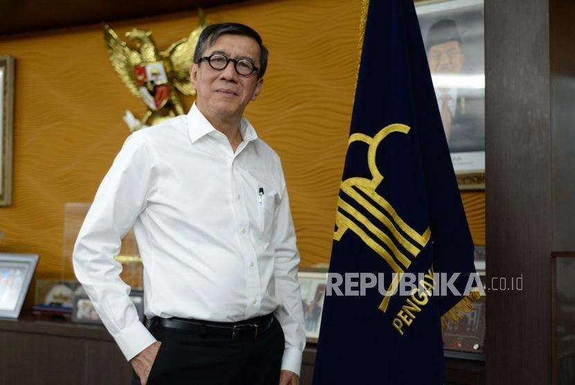 Menteri Hukum dan Hak Asasi Manusia, Yasonna Laoly saat melakukan sesi  foto  khusus , bersama Republika di  Kantor Kementrian Hukum dan Hak Asasi Manusi, Jakarta, Rabu (9/5).