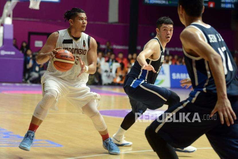 Pemain basket Indonesia Wuwungan Valentino menguasai bola dari pemain basket Korea pada babak penyisihan Grup A Asian Games 2018 di Hall Basket Senayan, Jakarta, Selasa (14/8).
