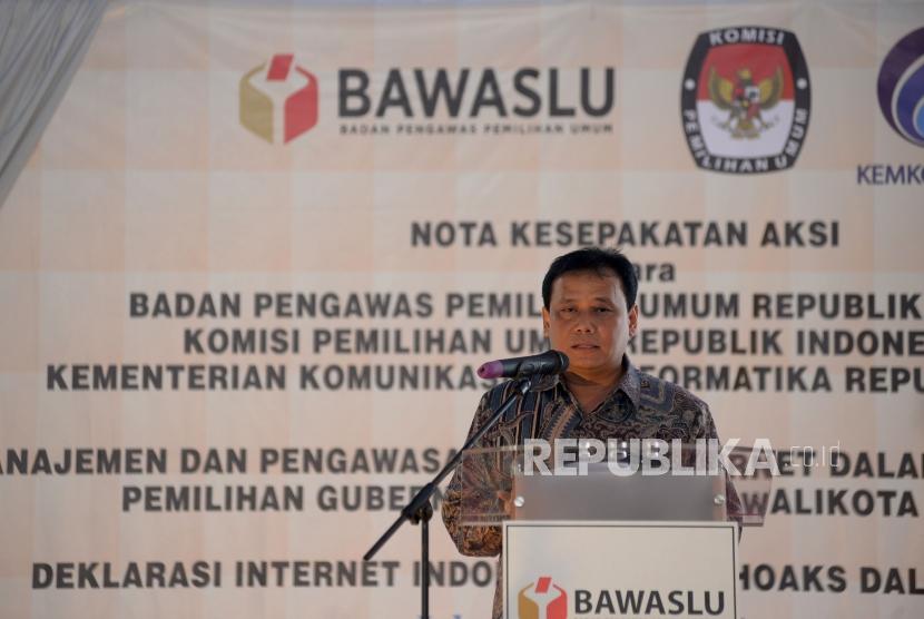 Ketua Bawaslu Abhan memberikan sambutan pada acara penandatanganan nota kesepakatan aksi di Kantor Bawaslu, Jakarta, Rabu (31/1).