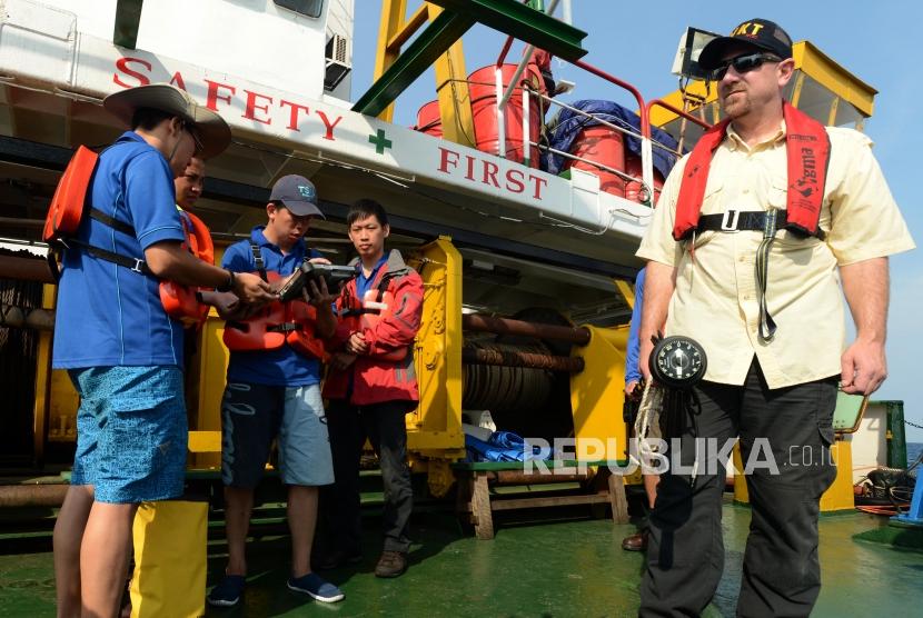 Sejumlah petugas SAR gabungan bersiap melakukan pencarian saat proses evakuasi pesawat Lion air JT 610 di Perairan Karawang, Jumat (2/11).