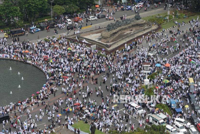 Massa memadati kawasan Monumen Nasional (Monas) saat Aksi Bela Palestina di Jakarta, Ahad (17/12).