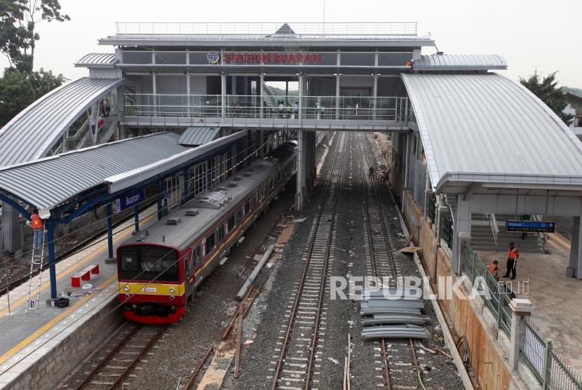Kereta KRL berhenti di Stasiun Buaran, Jakarta, Jumat (9/11).