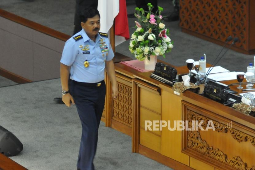 Calon Panglima TNI Marsekal Hadi Tjahjanto saat mengikuti Sidang Paripurna DPR di Kompleks Parlemen, Senayan, Jakarta, Kamis (7/12).