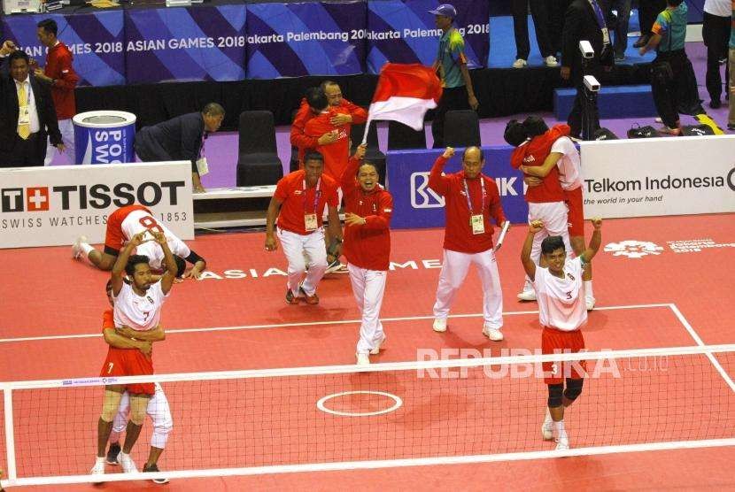 Emas Dari Quadrant Takraw. Tim Sepak Takraw Indonesia melakukan selebrasi usai memenangi pertandingan melawan Tim Jepang pada babak final cabang Sepak Takraw nomor Quadrant Putra Asian Games 2018 di Komplek Olahraga Jakabaring, Sabtu (1/9).